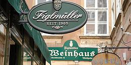 Grünes Schild mit Inschrift Figlmüller vor dem Eingang des Restaurants in 1010 Wien