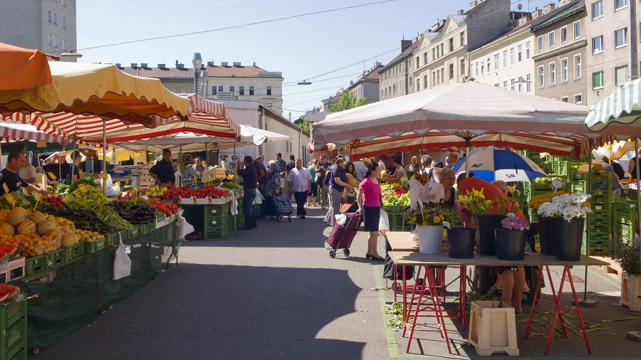 Menschen beim Einkaufen an einem Sommertag am Hannovermarkt