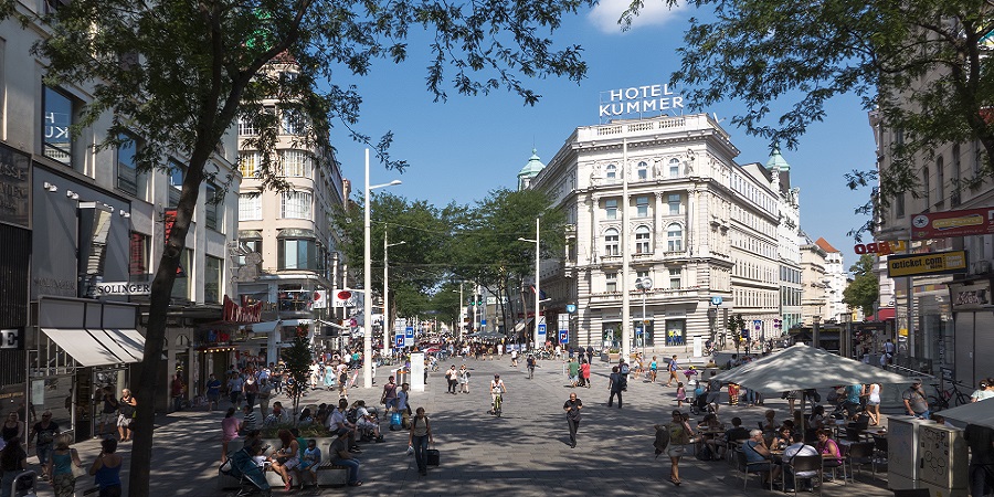 Eine Straße in Wien, viele Leute mit Einkaufstaschen