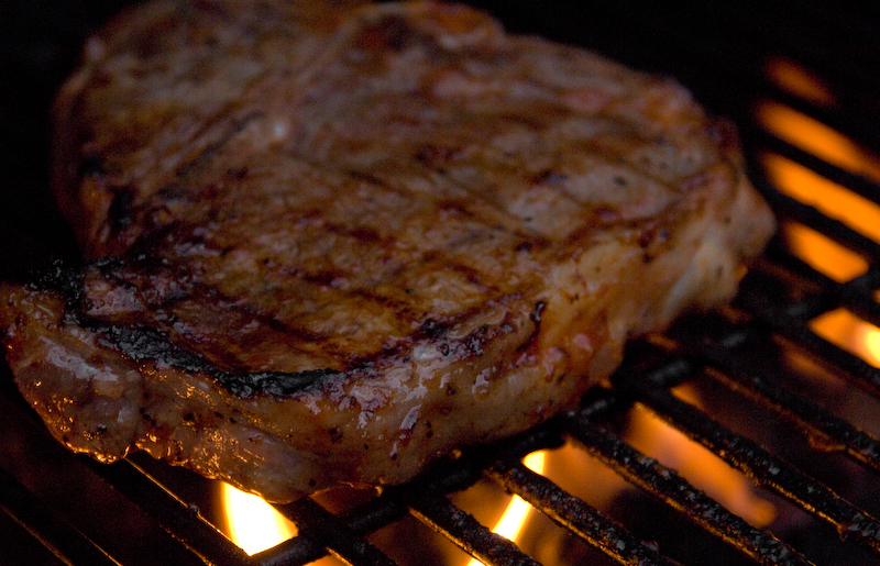 Steak auf flammendem Grill