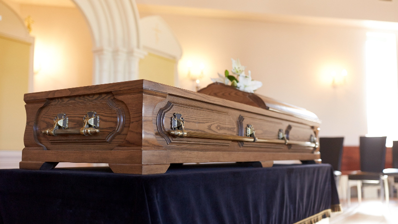 Sarg auf einer Beerdigung aufgebahrt wie bei Bestattungen üblich