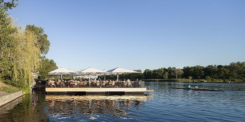 Das Floß des Strandcafés - wunderschöne Kulissen