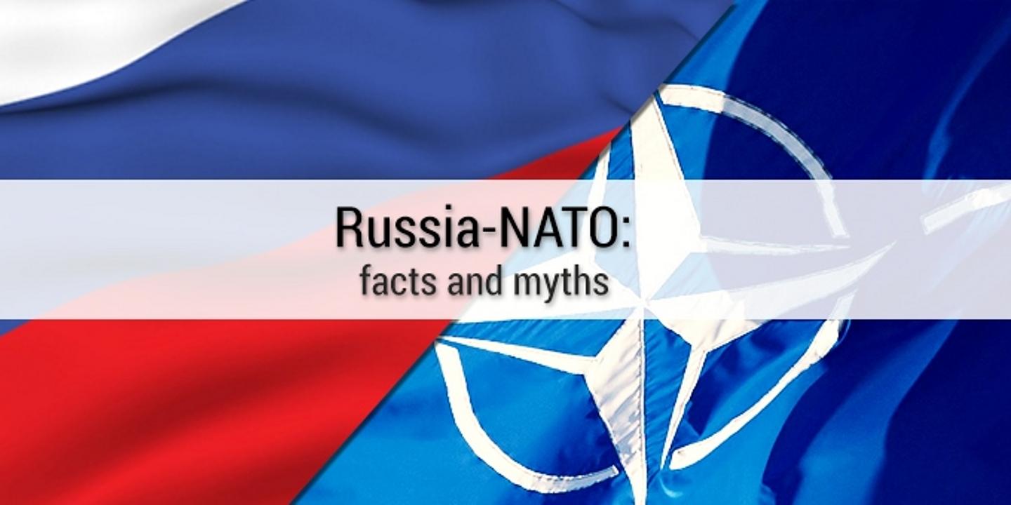 Die Flaggen von Russland und der NATO 