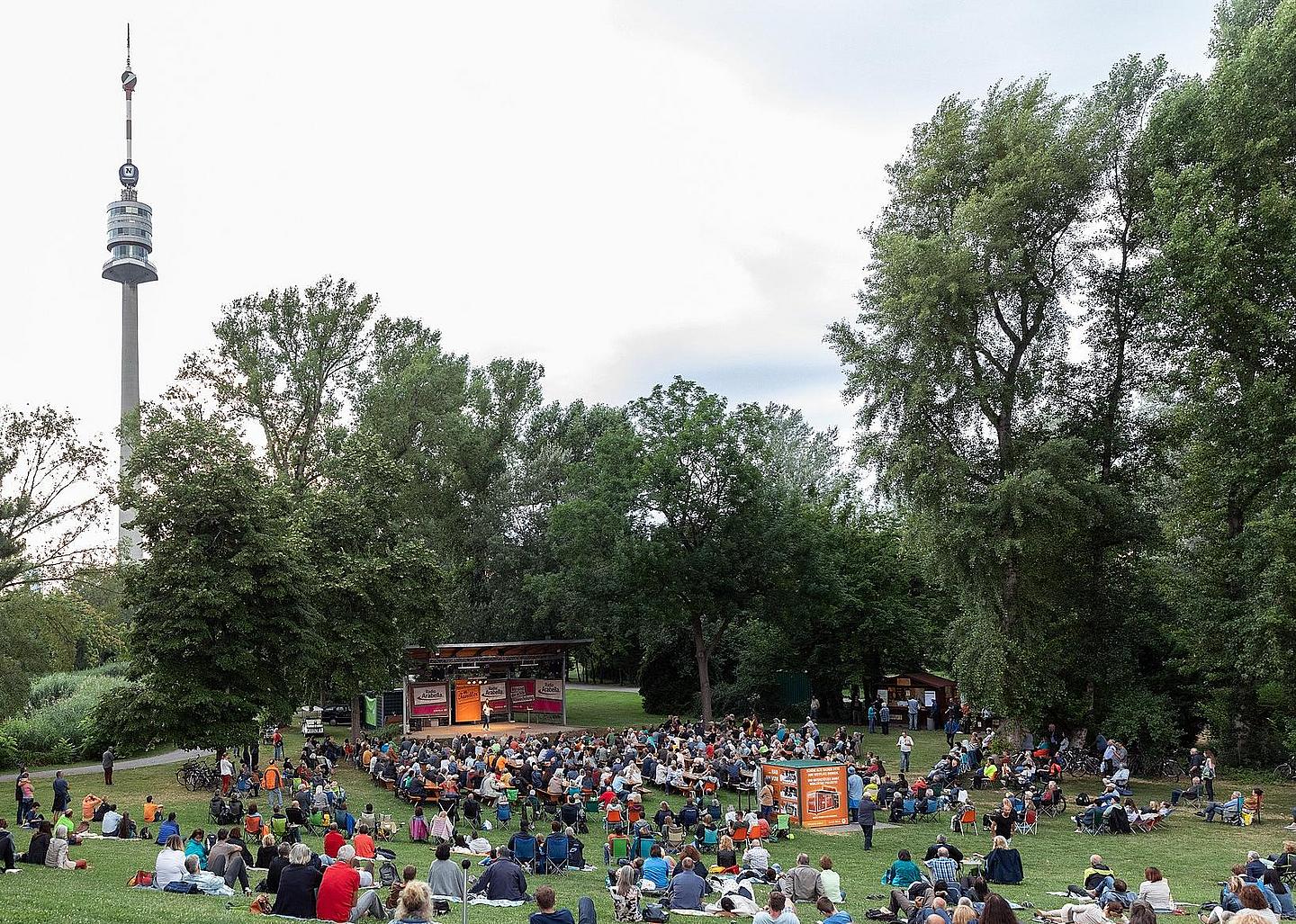 Zuschauer im Donaupark, im Hintergrund die Bühne