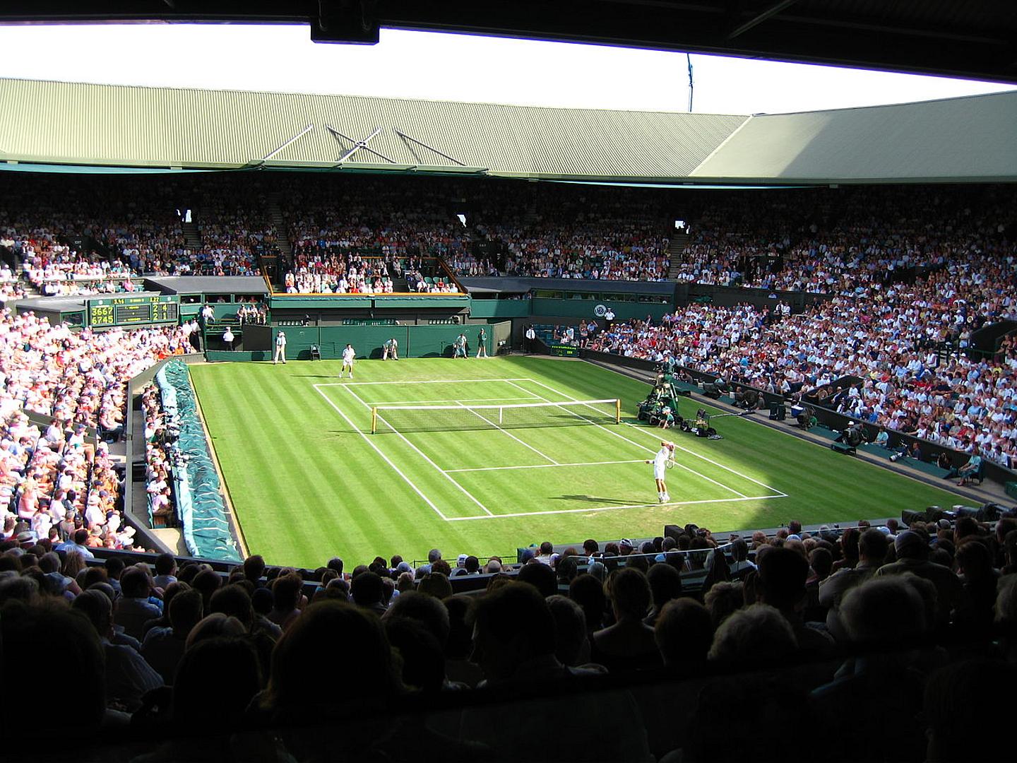 Tennismatch in einem großen, ausverkauften Stadion in Wimbledon