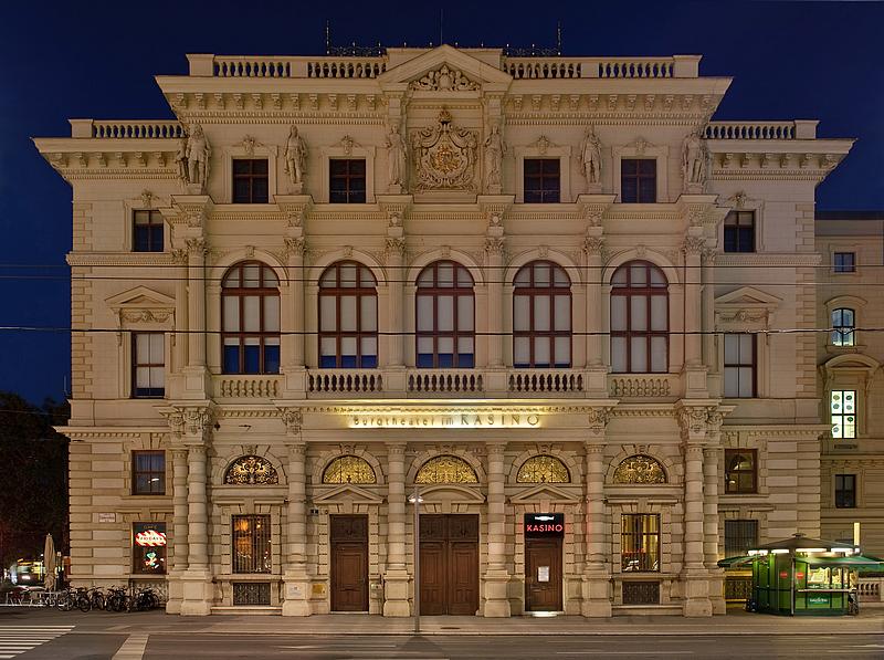 Gesamtansicht des Kasinos am Schwarzenbergplatz bei Nacht