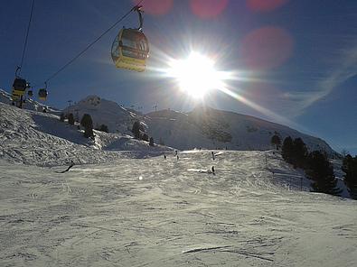 Gondelseilbahn auf den Zehnerkar mit Piste und Sonnenschein