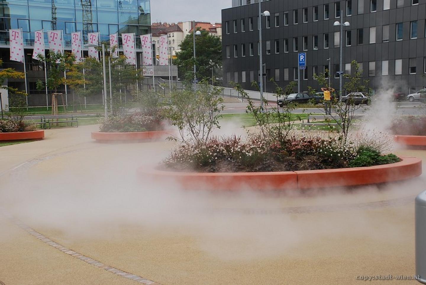 Wasserspiel um ein Beet im Park