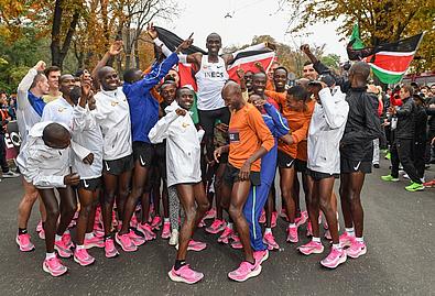 Kipchoge auf den Armen seines Teams