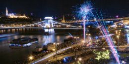 Viele Menschen feieren Silvester am Budapester Donauufer