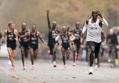 Kipchoge im Vordergrund, seine Pacemaker im Hintergrund. 