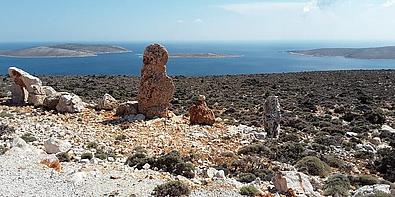 Felsenlandschaft mit Ozean im Hintergrund