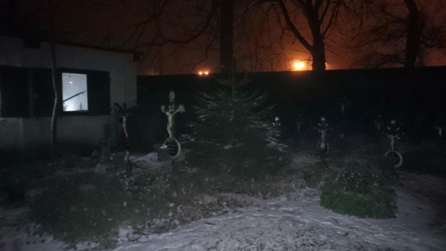 Grabmale am Friedhof der Namenlosen an einem Winterabend