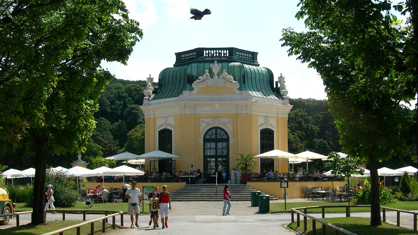 Blick auf das kaiserliche Pavillon im Tiergarten Schönbrunn.