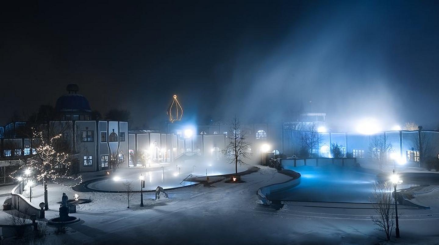 Die dampfenden Bäder der Rogner Therme bei Nacht