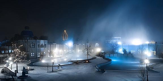 Die dampfenden Bäder der Rogner Therme bei Nacht