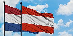 Österreich Flagge und Flagge der Niederlande wehen im Wind