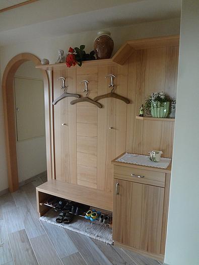 Garderobe aus hellem Holz