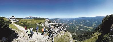 Panorama Ansicht von der Rax aus. Einige Wanderer genießen die Aussicht 