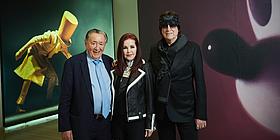 Richard Lugner mit Priscilla Presley und Gottfried Helnwein beim Besuch der Helnwein Ausstellung in der Albertina. 