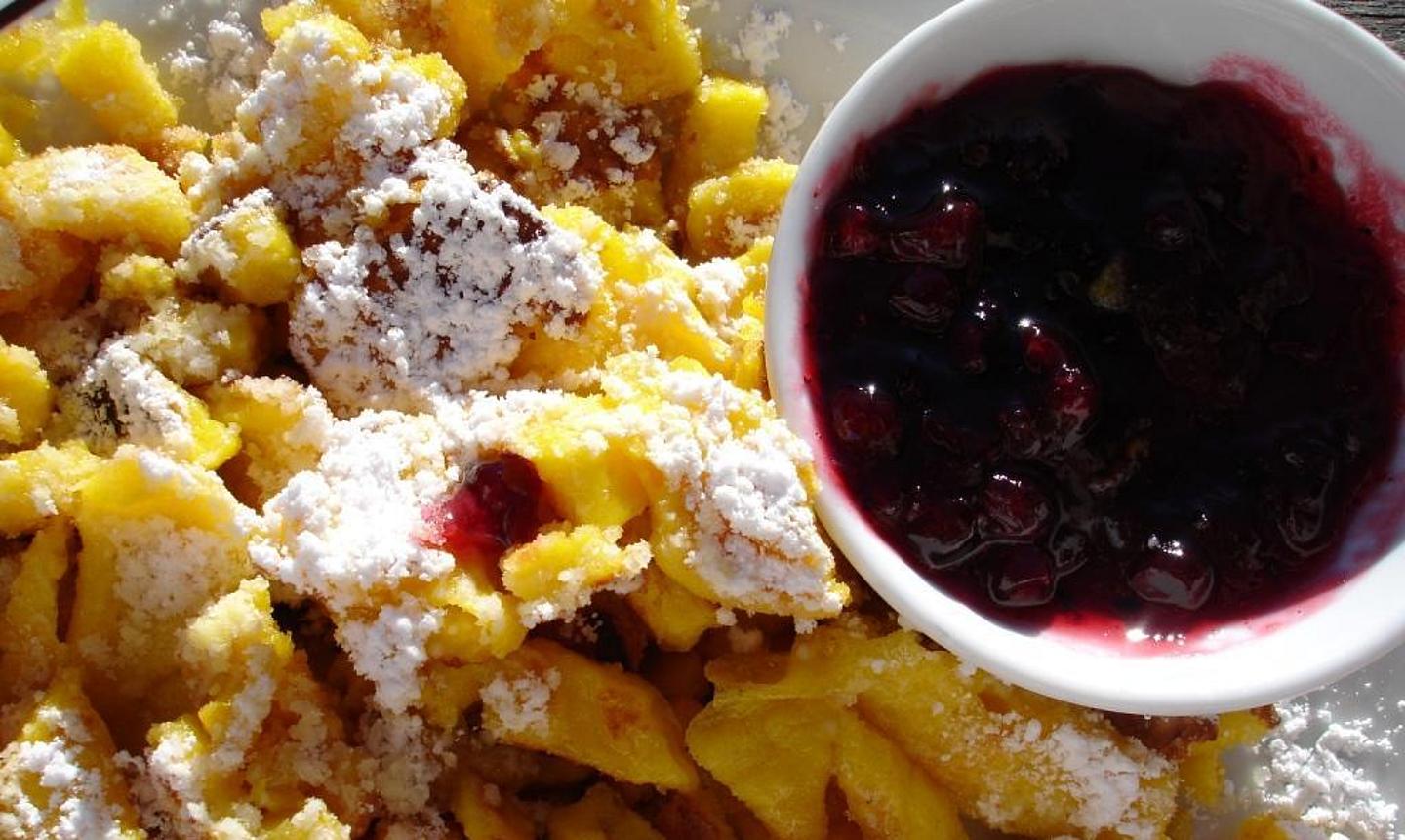 Kaiserschmarrn mit Staubzucker und Beerenkompott