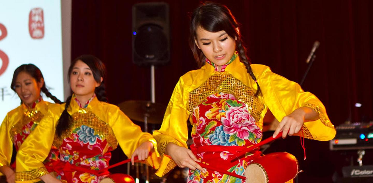 Chinesische Frauen trommeln