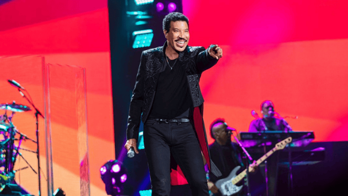 Lionel Richie performt live auf der Bühne