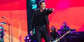 Lionel Richie performt live auf der Bühne