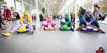 Menschen die als Mariokart Charaktere verkleidet sind