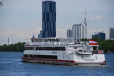 MS Dürnstein vor dem DC Tower und dem Donauturm