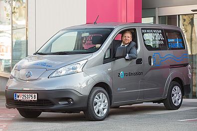 GF Nic Thomas sitzt im Elektroauto Nissan e-NV200