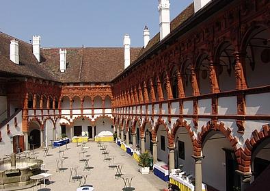 Der Innenhof von Schloss Schallaburg mit Springbrunnen