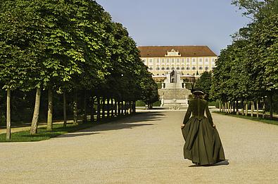 Blick von der siebten Terrasse von Schlosshof auf das Schloss