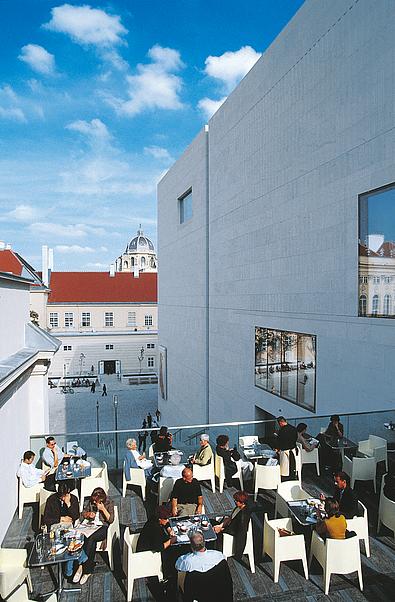 Ausblick in den Haupthof des Museumsquatier Wien vom Café Leopold aus