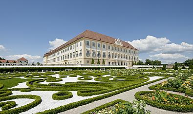 Schlosshof von einer Terrasse gesehen