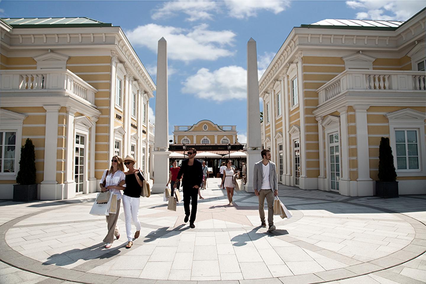 Eingang zum Designer Outlet Parndorf