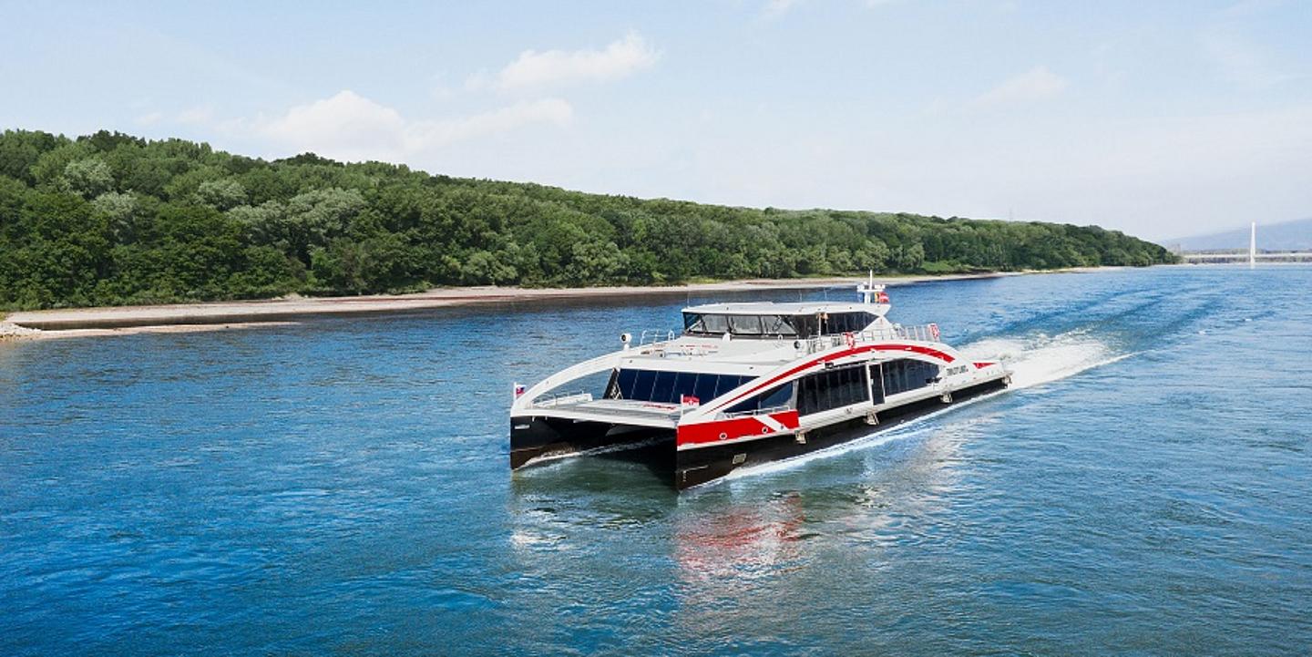 Twin City Liner fährt entlang der Donau