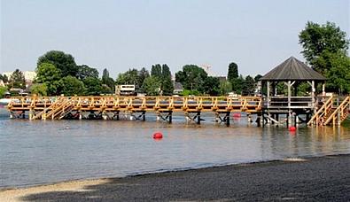 Holzsteg mit Pavillon an der Alten Donau 