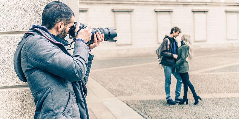 Mann fotografiert ein Pärchen