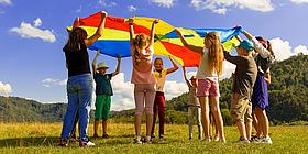 Das Bild zeigt eine Gruppe Kinder beim Spielen.