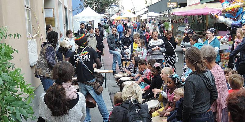 Trommel Workshop am Reindorfgassenfest. Kinder lernen Trommeln zu spielen.