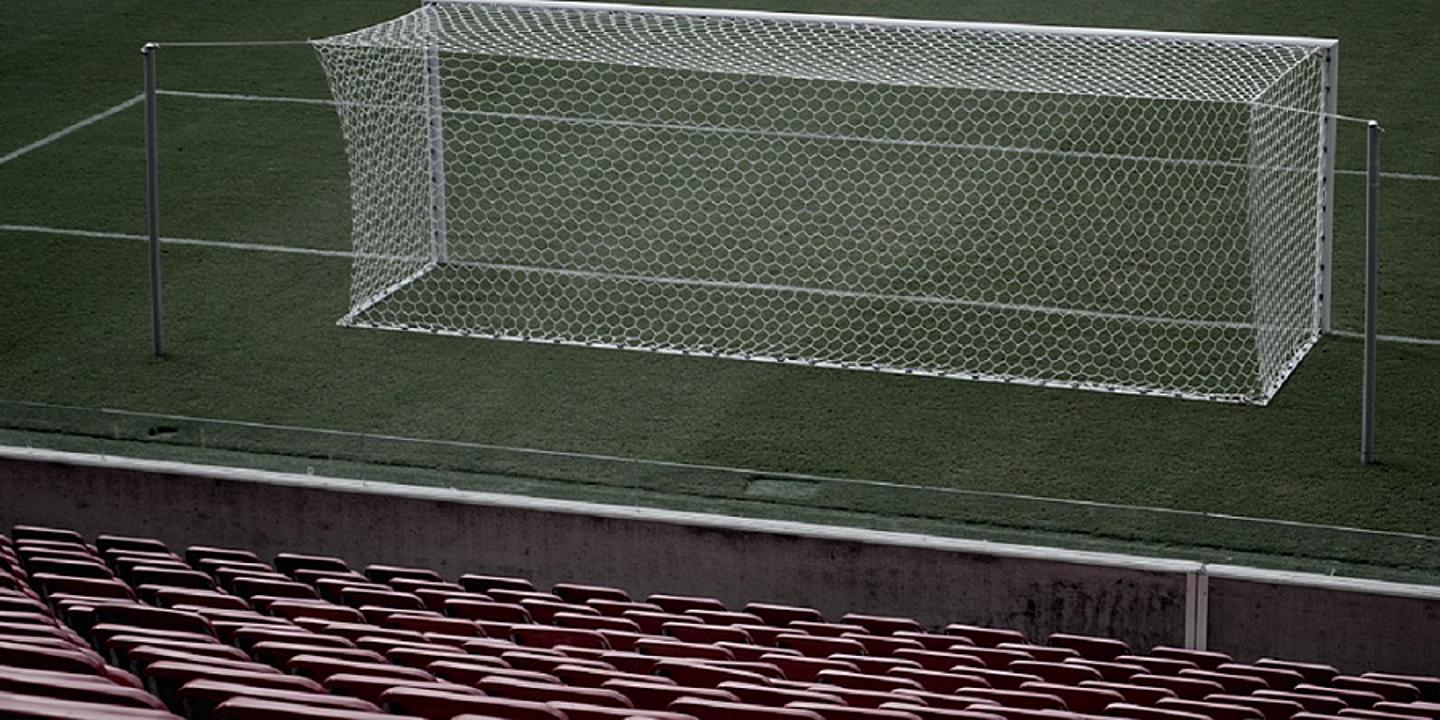 Leere Tribüne vor Fußballplatz