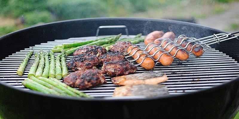 Fleisch und Würste auf Grill