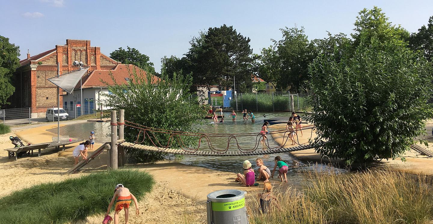 Wasser, Kinder beim Spielen, eine Brücke, einen Baum