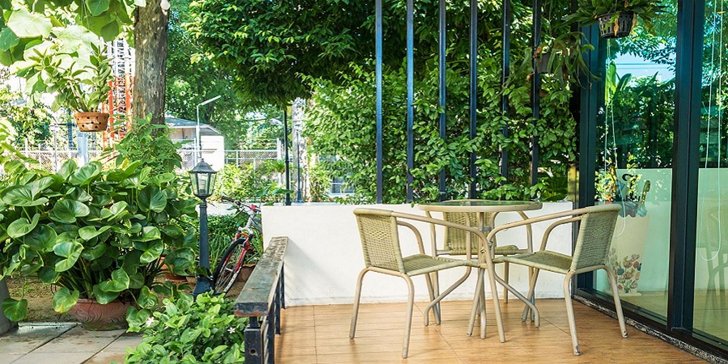 Kleine Terrasse umgeben von Pflanzen als Sichtschutz