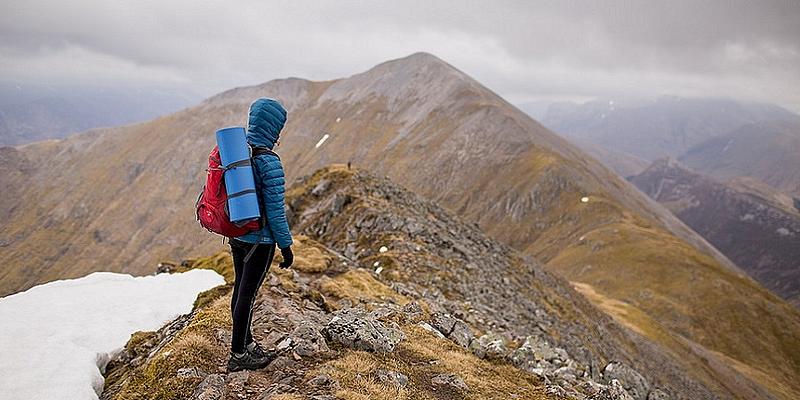 Frau auf Berg beim Wandern