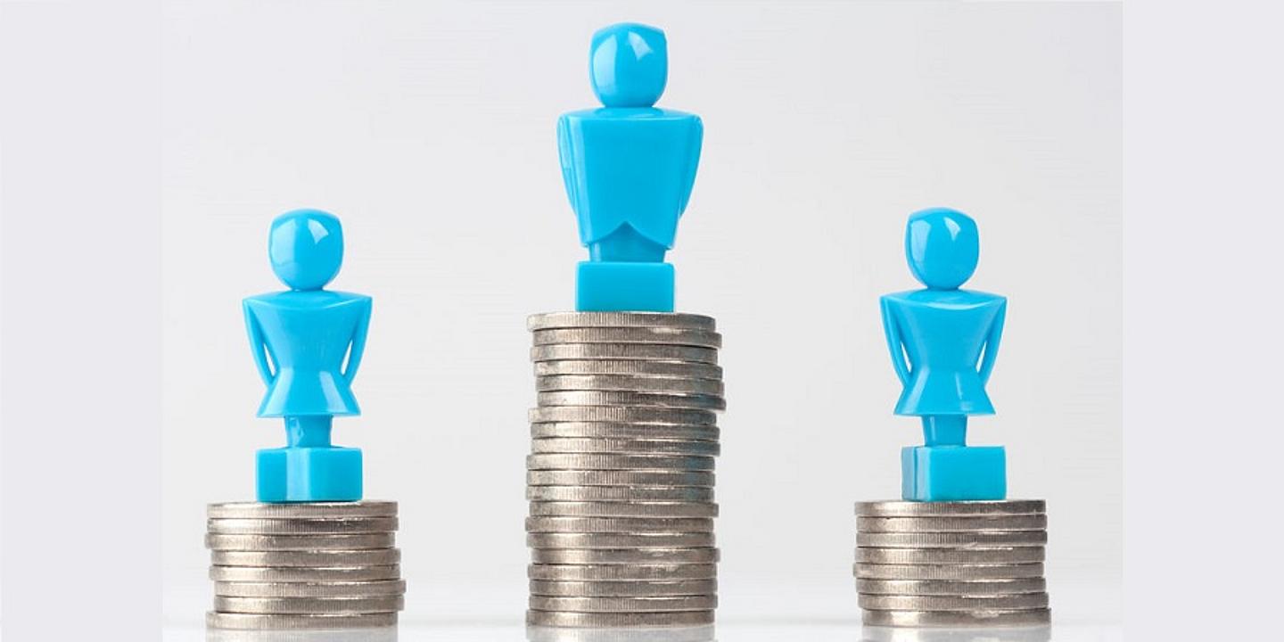 Figuren die auf Türmen aus Münzen stehen und den Equal Pay Day symbolisieren sollen