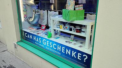 Auslage des Metaware Geschenkshops in der Reindorfgasse, Ecke Schwendergesse