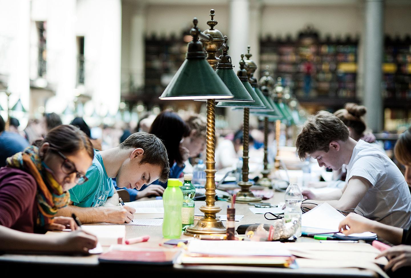 Ansicht des großen Lesesaal der Hauptbibliothek der Uni Wien