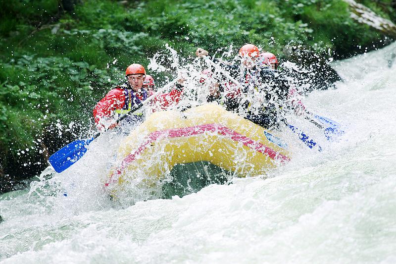 Volles Schlauchboot beim Rafting auf der Salza 